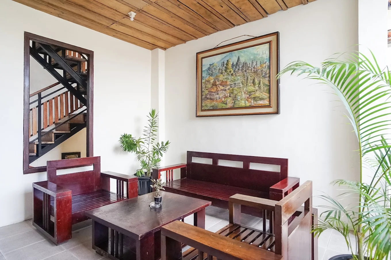 Pudi Homestay common area with wooden furniture