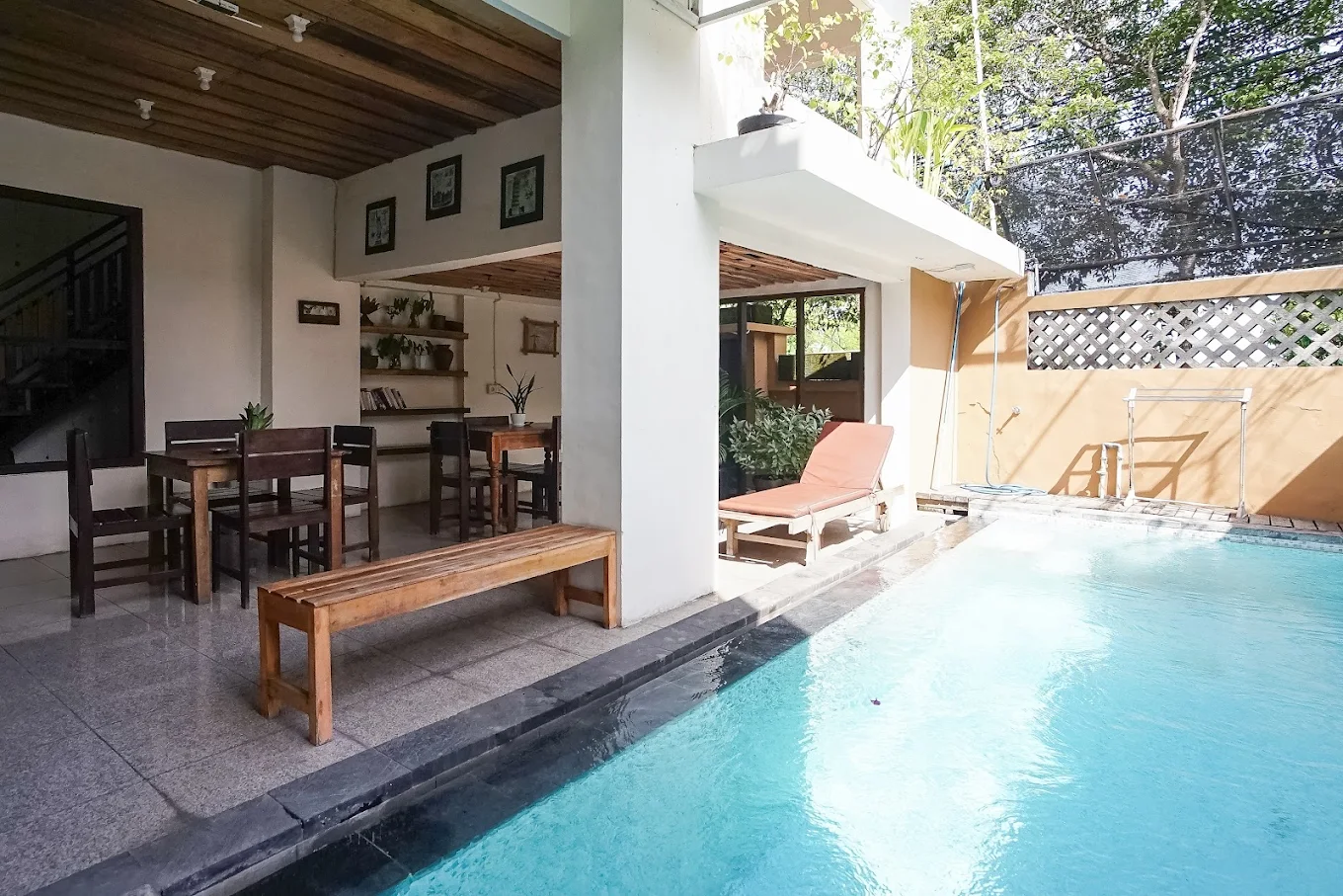 Pudi Homestay swimming pool and dining area